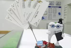 Визитки на ресепшене в клинике на Политехнической