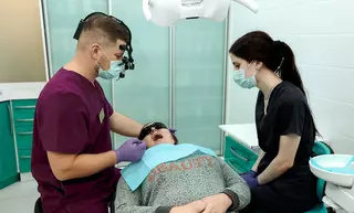 Пациентка во врачебном кресле